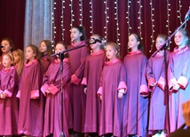 Schola "Dzieci św. Mikołaja" ze Świebodzic na scenie festiwalowej