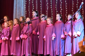 Schola "Dzieci św. Mikołaja" ze Świebodzic na scenie festiwalowej