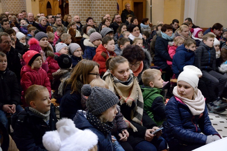 Dzieci kolędujące w Borkach Wielkich