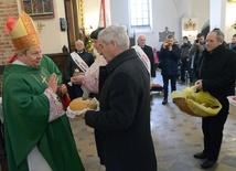 W procesji z darami rolnicy przynieśli chleb, najbardziej podstawowy symbol ich pracy
