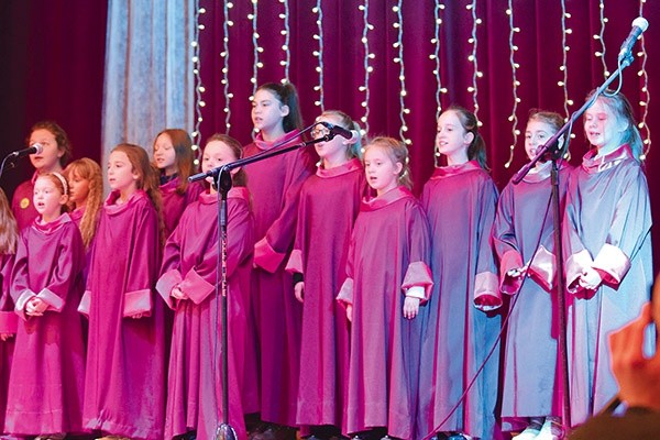 Schola „Dzieci św. Mikołaja” ze Świebodzic na festiwalowej scenie. 