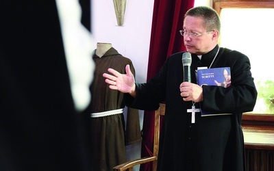 ▲	Ze swojej historycznej wiedzy krakowski biskup pomocniczy korzysta podczas konferencji i rekolekcji.