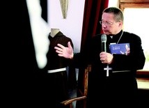 ▲	Ze swojej historycznej wiedzy krakowski biskup pomocniczy korzysta podczas konferencji i rekolekcji.