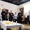 ▲	Wspólną modlitwę w domu ordynariusza poprowadził ks. Mirosław Nowak.