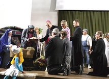 ▲	Podczas jasełek dary Dzieciątku przynieśli też bp Turzyński, moderatorzy diecezjalni i para diecezjalna.
