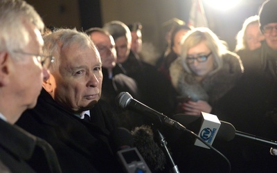 Po Mszy św. Jarosław Kaczyński złożył kwiaty przed tablicą upamiętniającą jego matkę i wygłosił krótkie przemówienie