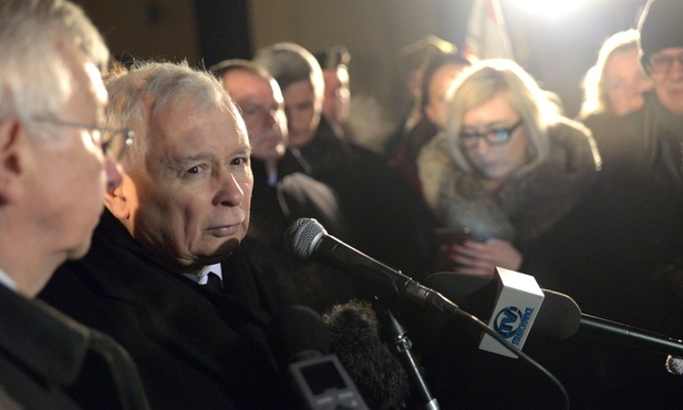 Po Mszy św. Jarosław Kaczyński złożył kwiaty przed tablicą upamiętniającą jego matkę i wygłosił krótkie przemówienie