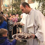 ▲	Po południowej Mszy św. na obecnych czekały „słodycze pustyni” – daktyle i figi.