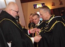 Brat K. Wąsowski wręczył nowym braciom różańce i regułę zakonną.