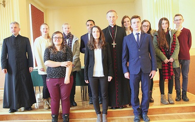 ▲	Nagrody laureatom pierwszych 10 miejsc wręczył  biskup Stanisław Salaterski.