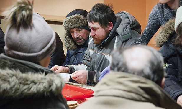 W największe mrozy po posiłek zgłasza się około 80 osób.