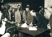 ▲	Podpisanie porozumienia 6 lutego 1981 r.