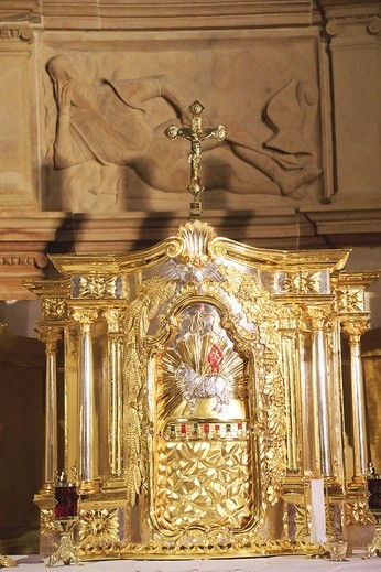 ▲	Trwa odkrywanie zabytkowych skarbów w bestwińskim kościele. 