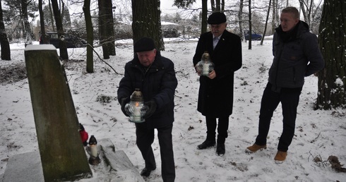 Na groboch poległych zapłonęły znicze