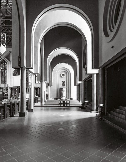 Wnętrze kościoła Matki Bożej Królowej Pokoju  we Wrocławiu. Świątynię zaprojektowali: Wacław Hryniewicz, Wojciech Jarząbek i Jan Matkowski.