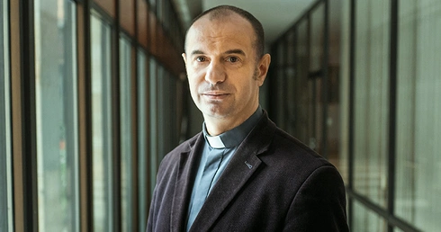 Ks. Przemysław Drąg jest doktorem prawa kanonicznego. Studiował też w Papieskim Instytucie Studiów nad Rodziną i Małżeństwem w Rzymie. Pochodzi z diecezji rzeszowskiej.