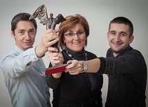 Małogościowa ekipa (od lewej: Piotr Sacha, Gabriela Szulik i Adam Śliwa) z nagrodą Totus zwaną katolickim Noblem.