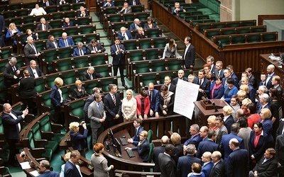 Prawie przez miesiąc posłowie PO i Nowoczesnej paraliżowali pracę Sejmu, okupując salę plenarną.