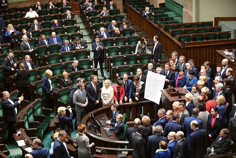 Prawie przez miesiąc posłowie PO i Nowoczesnej paraliżowali pracę Sejmu, okupując salę plenarną.