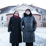 Aleksandra Ślusarek (z lewej) i Antonina Grabowska przed zamkiem, czyli Domem Polonii w Pułtusku,  Tu repatrianci rozpoczynają nowe życie.
