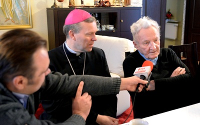Ks. Marceli Prawica w mieszkaniu bp. Piotra Turzyńskiego udziela wywiadu mediom katolickim naszej diecezji w dniu wyjazdu do Afryki