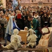 Święta Rodzina na tle szkolnego chóru uczniów z Wilamowic...