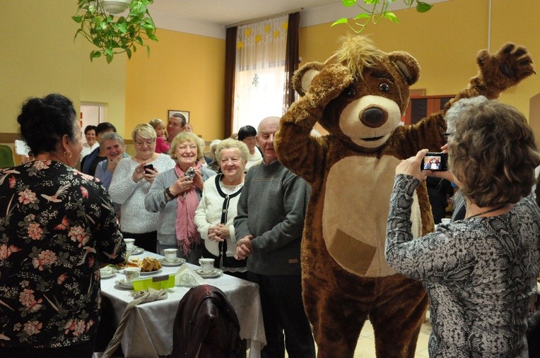 Seniorów odwiedził też zaprzyjaźniony ze szkołą Miś.