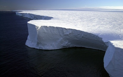 Gigantyczna góra lodowa odrywa się od Antarktydy