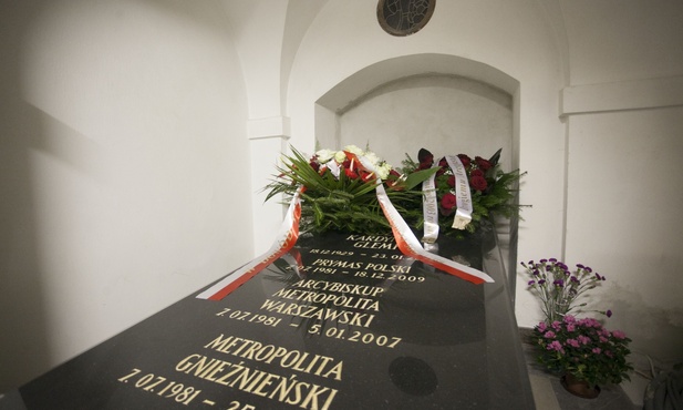 Zgodnie z życzeniem Prymasa seniora, po śmierci jego ciało spoczęło w krytptach bazyliki archikatedralnej w Warszawie
