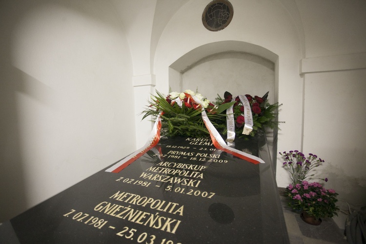 Zgodnie z życzeniem Prymasa seniora, po śmierci jego ciało spoczęło w krytptach bazyliki archikatedralnej w Warszawie