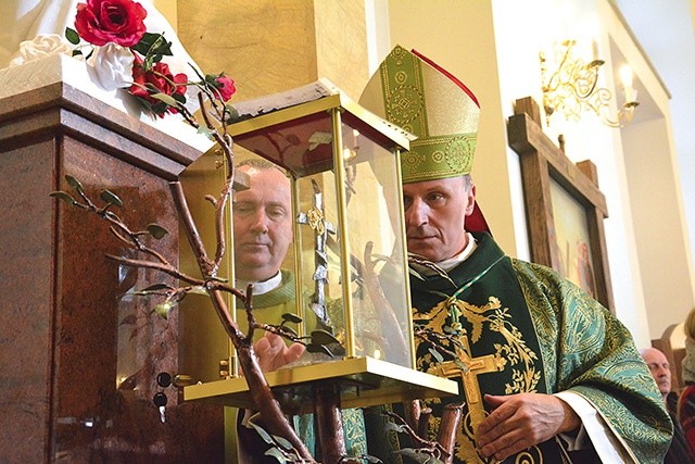 ▲	Relikwiarz został wniesiony do kościoła na dywanie z róż.