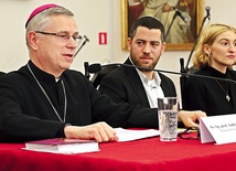 ▲	Bp Andrzej Siemieniewski i rabin David Basok przy jednym stole w auli PWT.