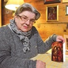 ◄	Pani Anna pokazuje kartkę świąteczną od abp. Jędraszewskiego, na której widnieją postacie namalowane przez nią na szkle.