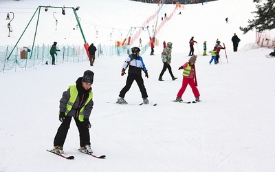 ▲	Na żądnych wrażeń czekał sopocki stok na Łysej Górze.  Prawie 300-metrowy niebieski szlak zachęcał zarówno początkujących, jak i tych bardziej zaawansowanych  narciarzy i snowboardzistów. 
