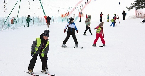 ▲	Na żądnych wrażeń czekał sopocki stok na Łysej Górze.  Prawie 300-metrowy niebieski szlak zachęcał zarówno początkujących, jak i tych bardziej zaawansowanych  narciarzy i snowboardzistów. 