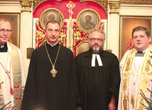 ▲	Wspólna modlitwa ekumeniczna zgromadziła w cerkwi przedstawicieli różnych Kościołów (od lewej): bp. Piotra Liberę, ks. protojereja Eliasza Tarasiewicza, pastora Szymona Czembora i bp. Marię Karola Babiego.