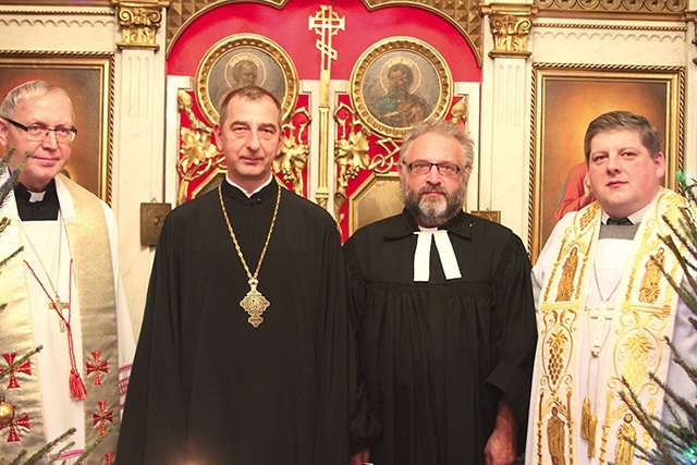 ▲	Wspólna modlitwa ekumeniczna zgromadziła w cerkwi przedstawicieli różnych Kościołów (od lewej): bp. Piotra Liberę, ks. protojereja Eliasza Tarasiewicza, pastora Szymona Czembora i bp. Marię Karola Babiego.