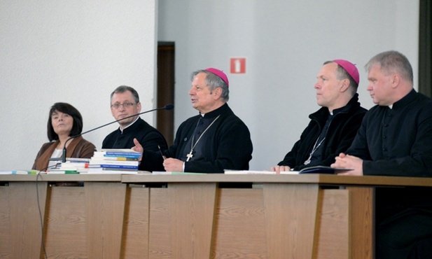 Od lewej: Bożena Rus, ks. Sławomir Adamczyk, bp Henryk Tomasik, bp Piotr Turzyński i ks. Marek Adamczyk