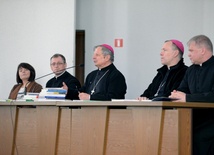 Od lewej: Bożena Rus, ks. Sławomir Adamczyk, bp Henryk Tomasik, bp Piotr Turzyński i ks. Marek Adamczyk