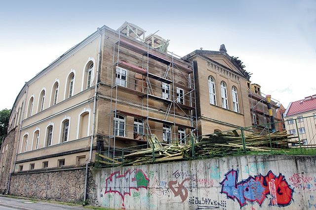 Bez tego budynku trudno będzie o rozwój katolickiego szkolnictwa w Jeleniej Górze.