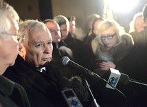 ▲	Po Mszy św. Jarosław Kaczyński złożył kwiaty przed tablicą upamiętniającą jego matkę i wygłosił krótkie przemówienie.