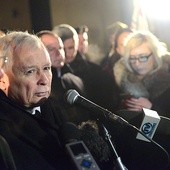 ▲	Po Mszy św. Jarosław Kaczyński złożył kwiaty przed tablicą upamiętniającą jego matkę i wygłosił krótkie przemówienie.