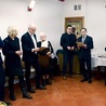 ▲	W czasie spotkania sponsorom i przyjaciołom Zbigniew Skuza (drugi z prawej), wręczył pamiątkowe dyplomy.