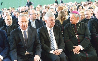 ▲	Od lewej: Marian Niemirski, starosta przysuski, Stanisław Karczewski, marszałek Senatu RP, i bp Henryk Tomasik.