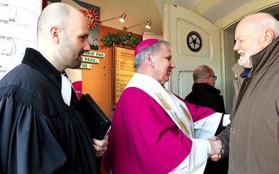 Ks. Andrzej Wójcik i bp Jan Kopiec po nabożeństwie.