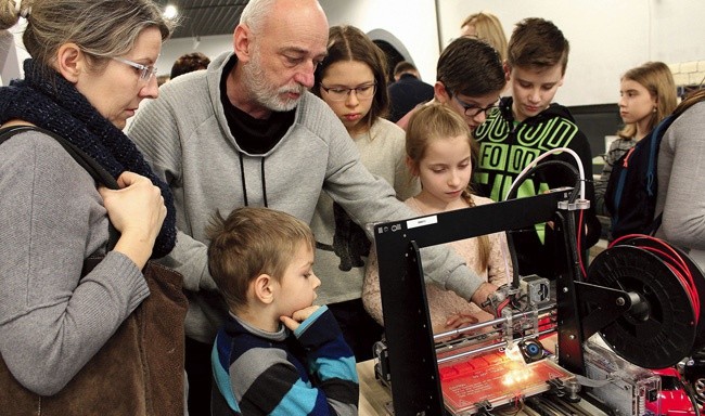 Na zajęciach można było dowiedzieć się, jak działa drukarka 3D.