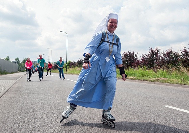 Siostra Sara Gembala służebniczka,  na pielgrzymce rolkowej  z Katowic do Piekar Śl. 