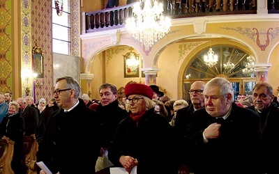 Członkowie AK na Mszy Świętej w czanieckim kościele.
