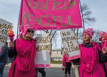 Przeciwnicy  Trumpa protestowali również w pokojowy sposób na ulicach Waszyngtonu.