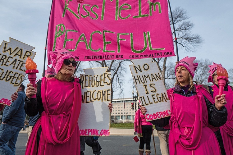 Przeciwnicy  Trumpa protestowali również w pokojowy sposób na ulicach Waszyngtonu.